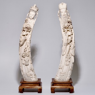 Une paire de grandes figures d'un homme et une femme en ivoire sculpté, Chine, 19ème